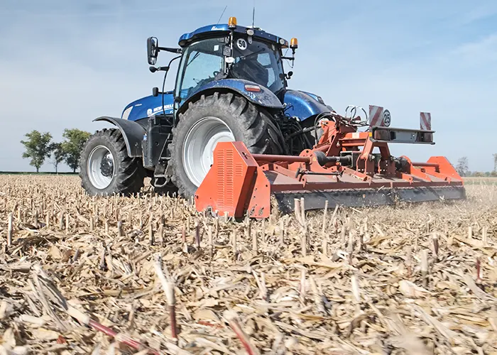 Rozdrabnianie resztek kukurydzy przy pomocy mulczera